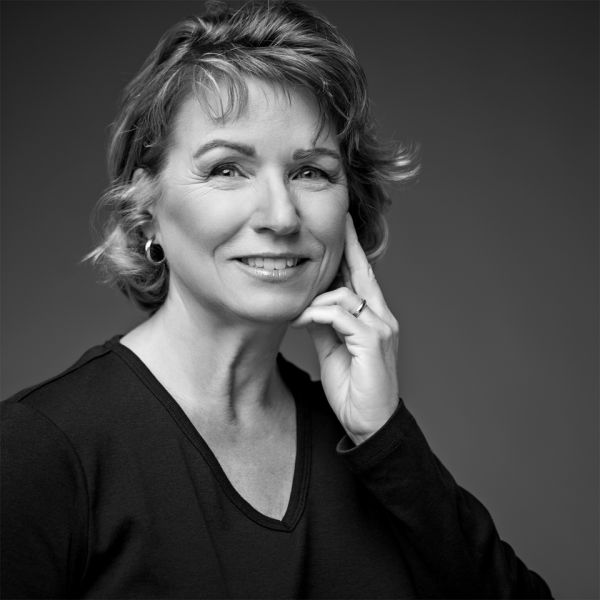 Riffster - headshot photography Black and white headshot of woman