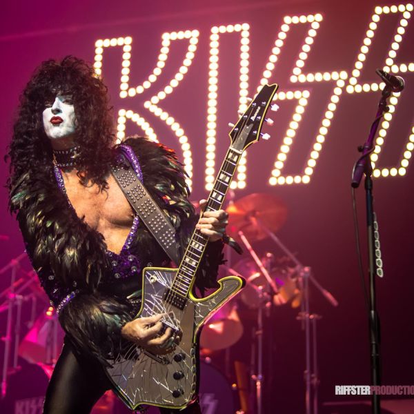 Riffster Gallery - Performance kiss musician