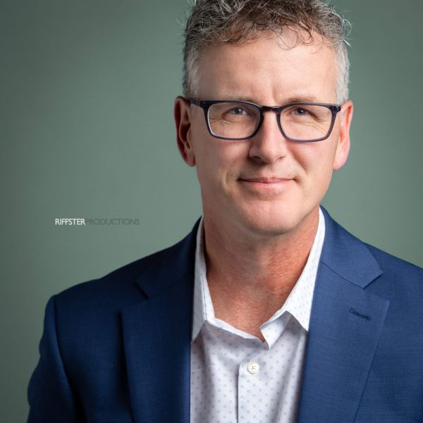 Riffster - headshot photography headshot of a corporate man